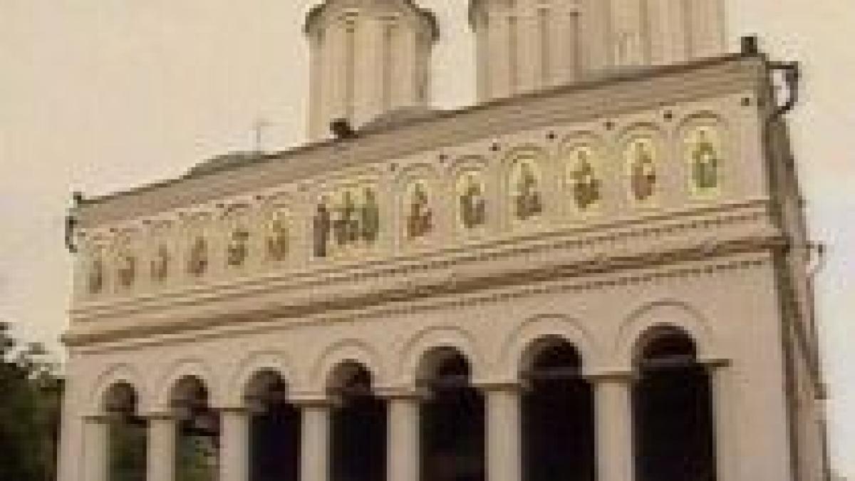 a doua zi de rusalii credinciosii participa la o slujba speciala la patriarhie