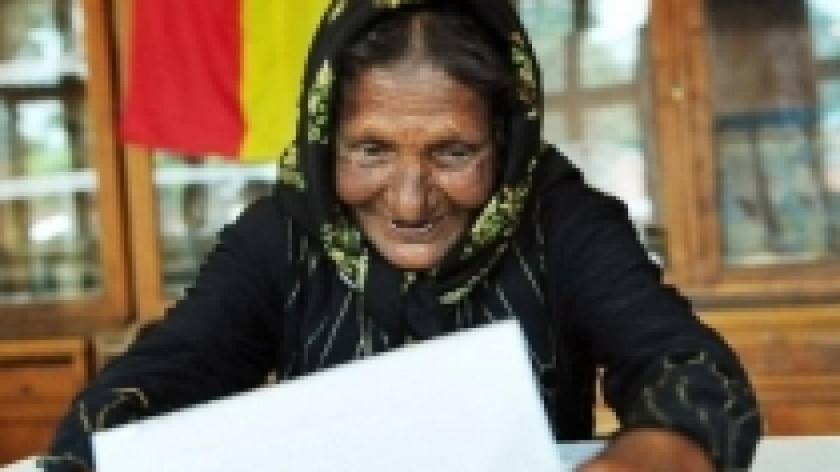 imaginea romaniei dupa europarlamentare batrana de etnie roma si elena basescu foto