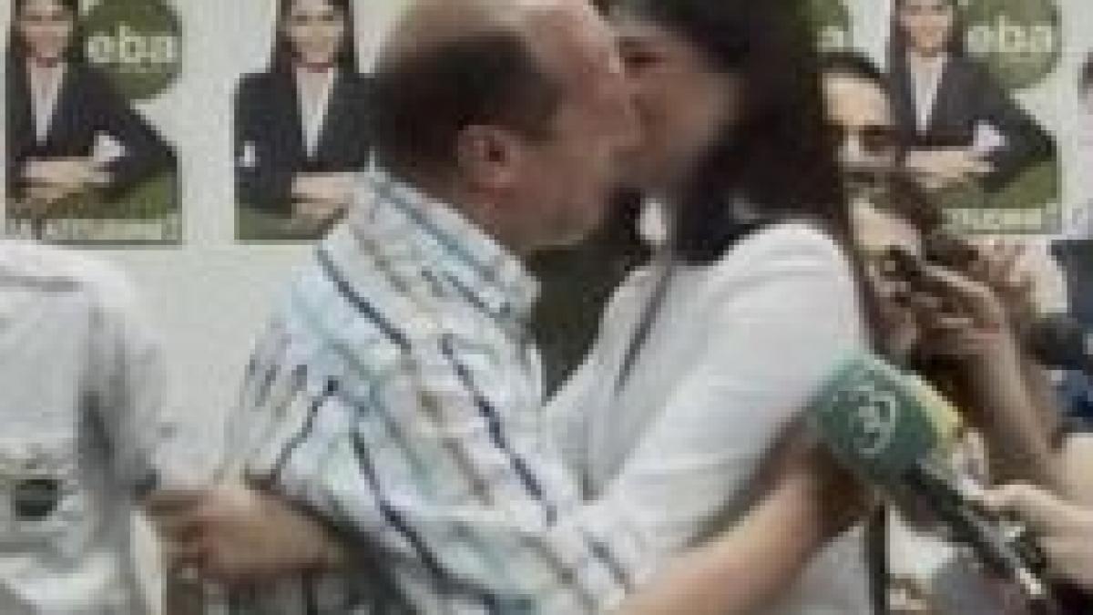 presedintele a sarbatorit succesurile elenei basescu pe melodia fetele lui tata video