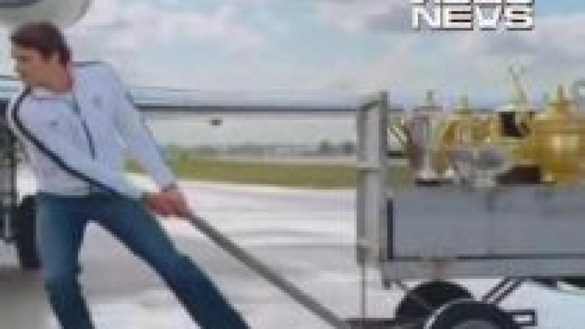 roger federer abia isi mai poate cara trofeele de grand slam intr o reclama video