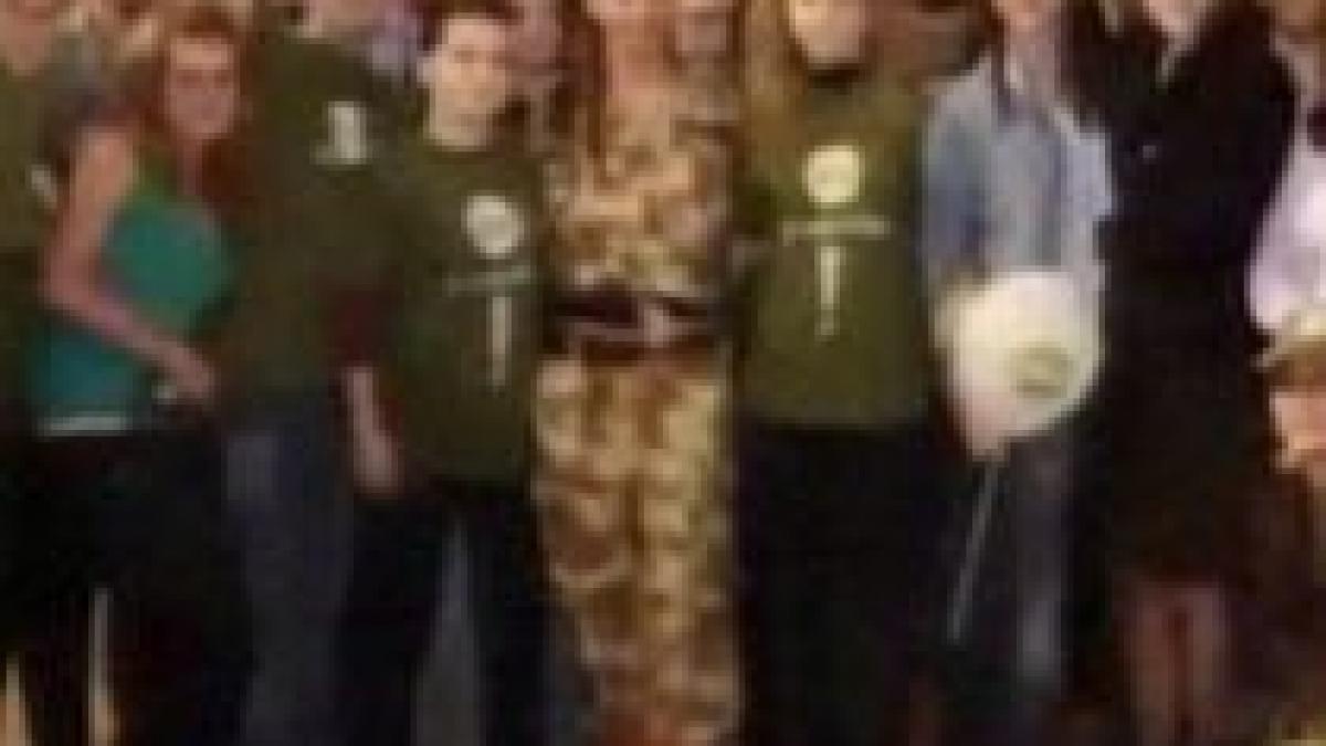 elena basescu fotografiata cand purta ilegal uniforma armatei romane video