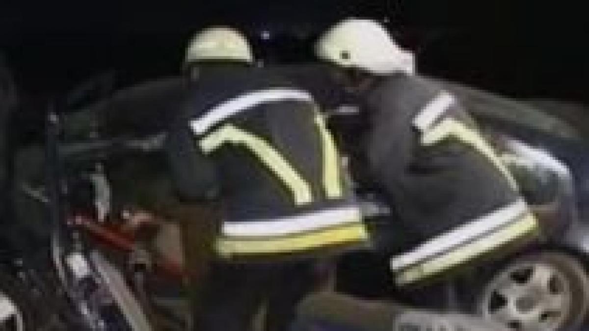 infotrafic trei oameni grav raniti dupa ce masina lor s a izbit de un autotren in alba video