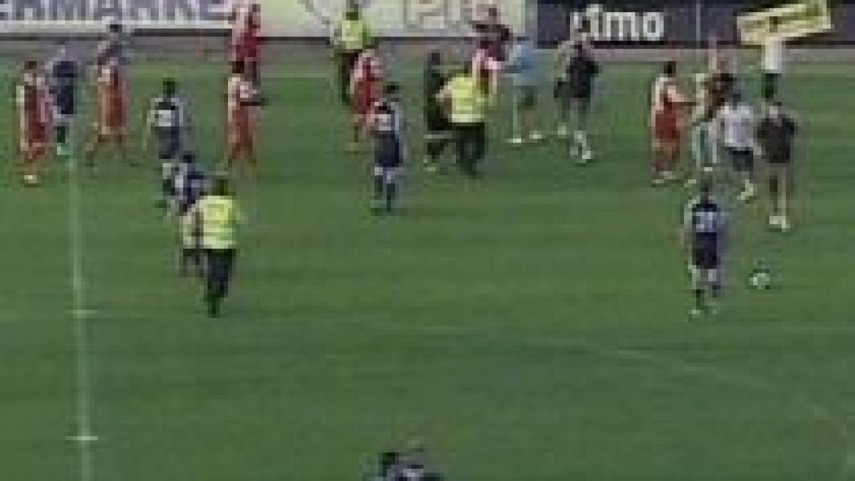 meciul dinamo fc arges intrerupt din cauza ca fanii dinamovisti au intrat pe teren video