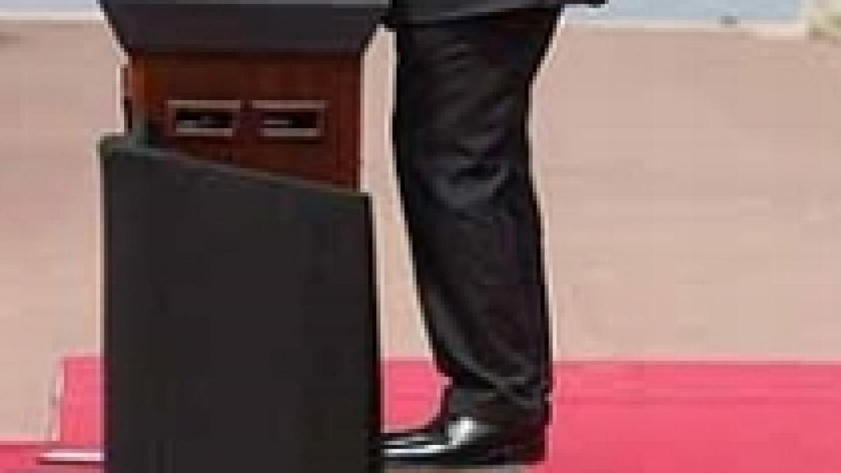 nicolas sarkozy s a catarat pe podium ca sa ajunga la microfon foto