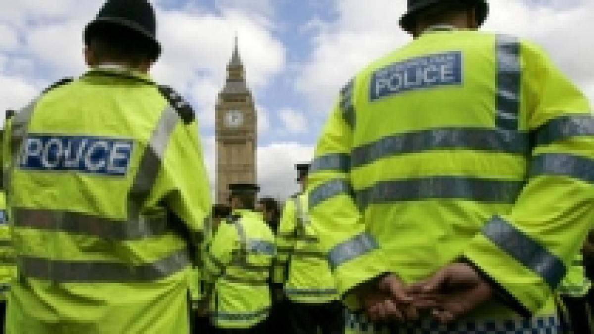 sase politisti britanici acuzati ca au torturat cetateni straini prin simularea inecului