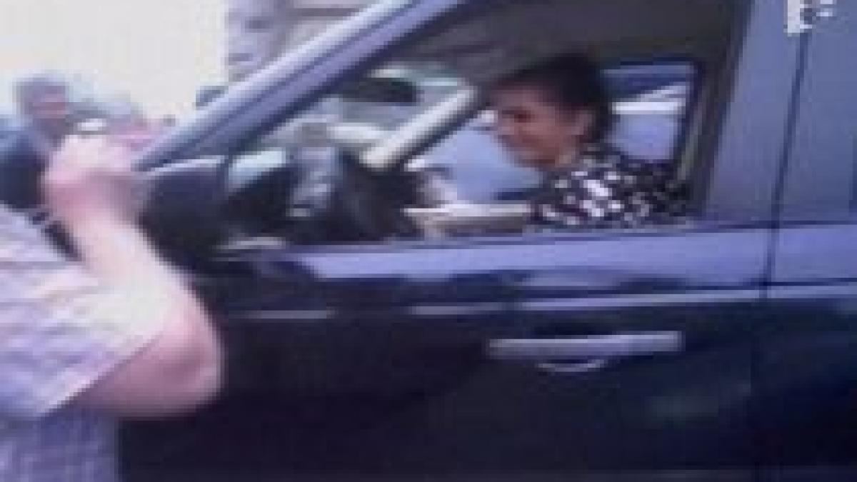 succesuri la volan elena basescu ajutata sa iasa din parcare