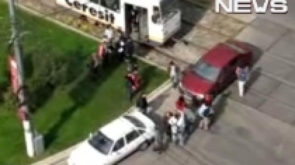 tipic romanesc o masina blocheaza linia de tramvai video