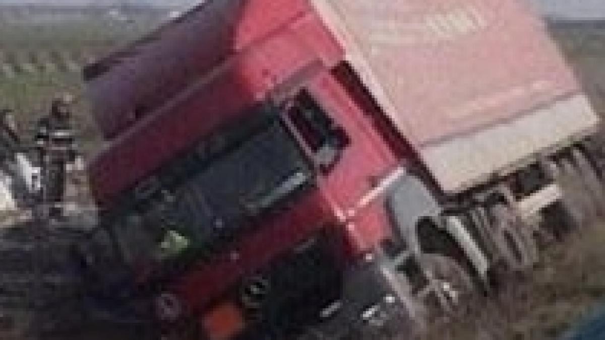 circulatia rutiera blocata pe dn 6 dupa ce un autotren a luat foc