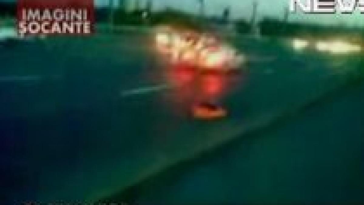 rusia un barbat spulberat de masini cand traversa autostrada imagini socante