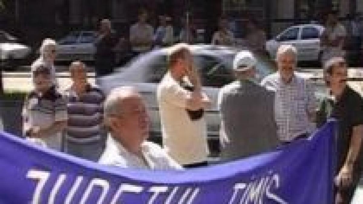 sidicalistii regionalei cfr timisoara picheteaza sediul prefecturii