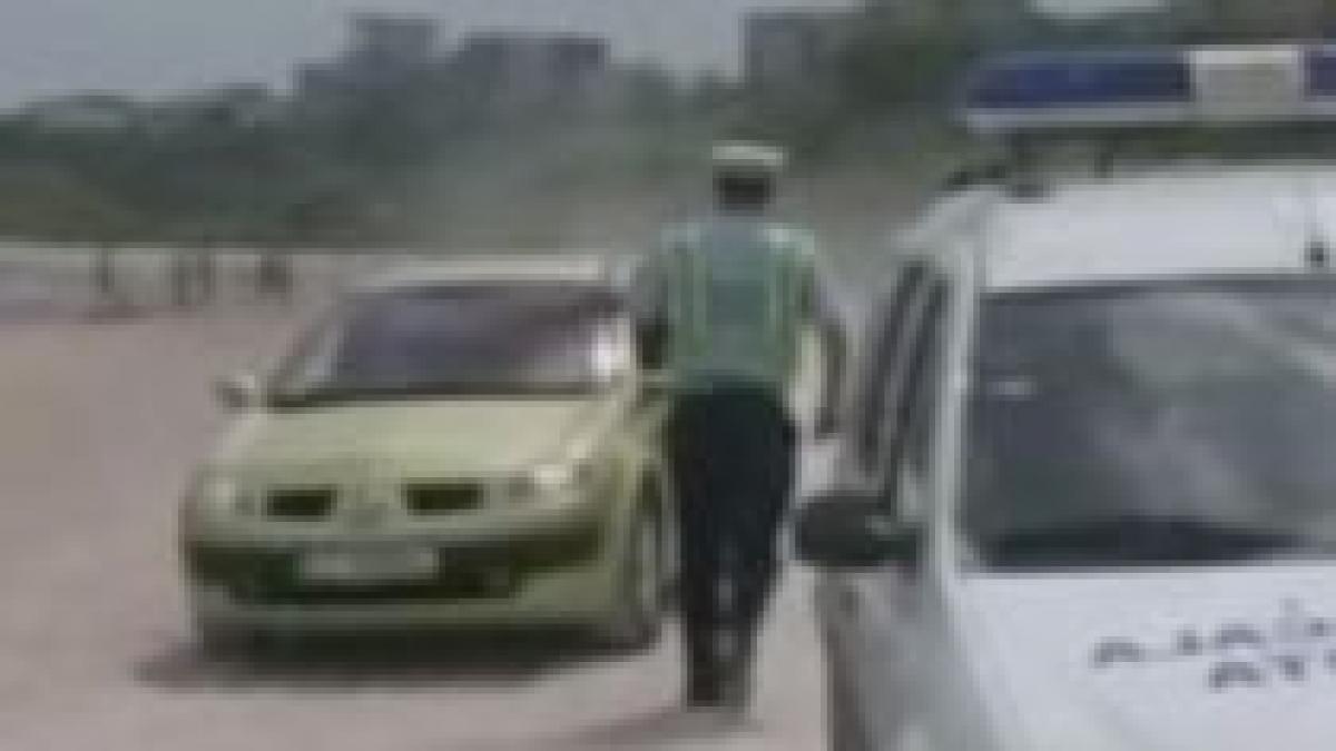 amenzile nu ii sperie pe romani soferii fac slalom printre umbrelele de pe plaja video