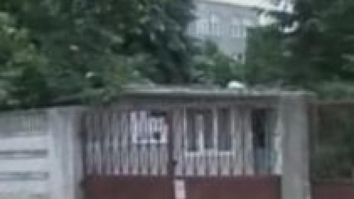 o fata cu probleme psihice de la un centru de plasament si a lasat fara vedere colega de camera