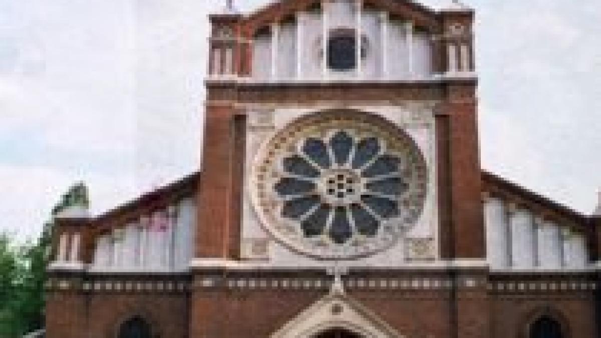 Credincioşii romano-catolici participă duminică la procesiunea cu Preasfântul Sacrament