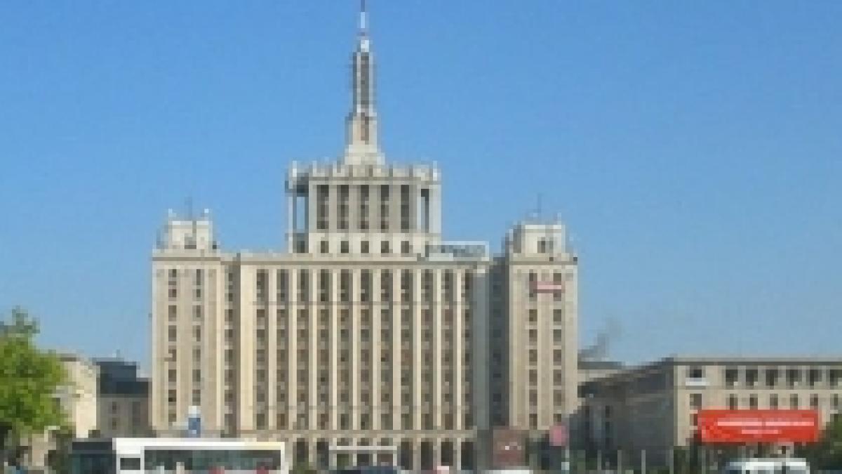 barbatul care s a urcat pe casa presei libere a renuntat la protest video