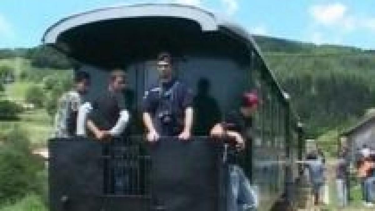 turistii care merg in apuseni se pot plimba din nou cu mocanita