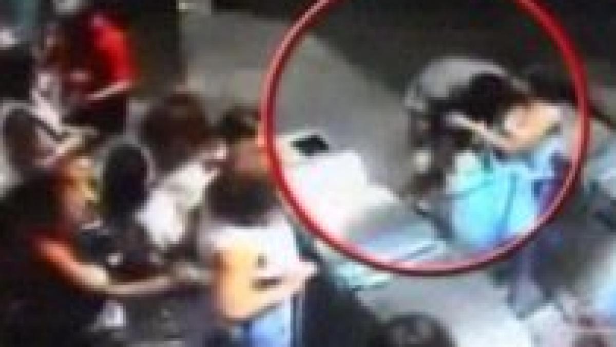 indiferenta fatala la napoli roman de etnie roma lasat sa moara la metrou video