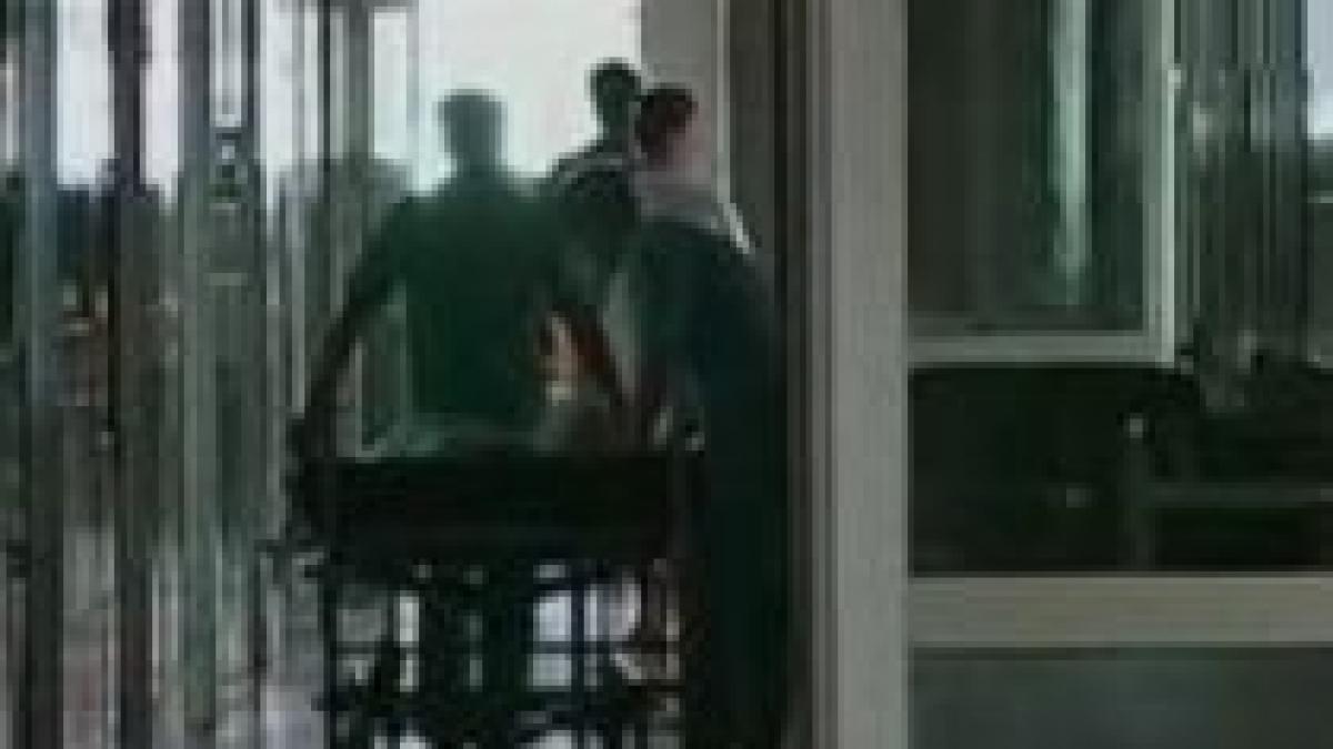 medicul care i a fracturat piciorul unui bebelus la nastere a uitat acum pansamentele intr o