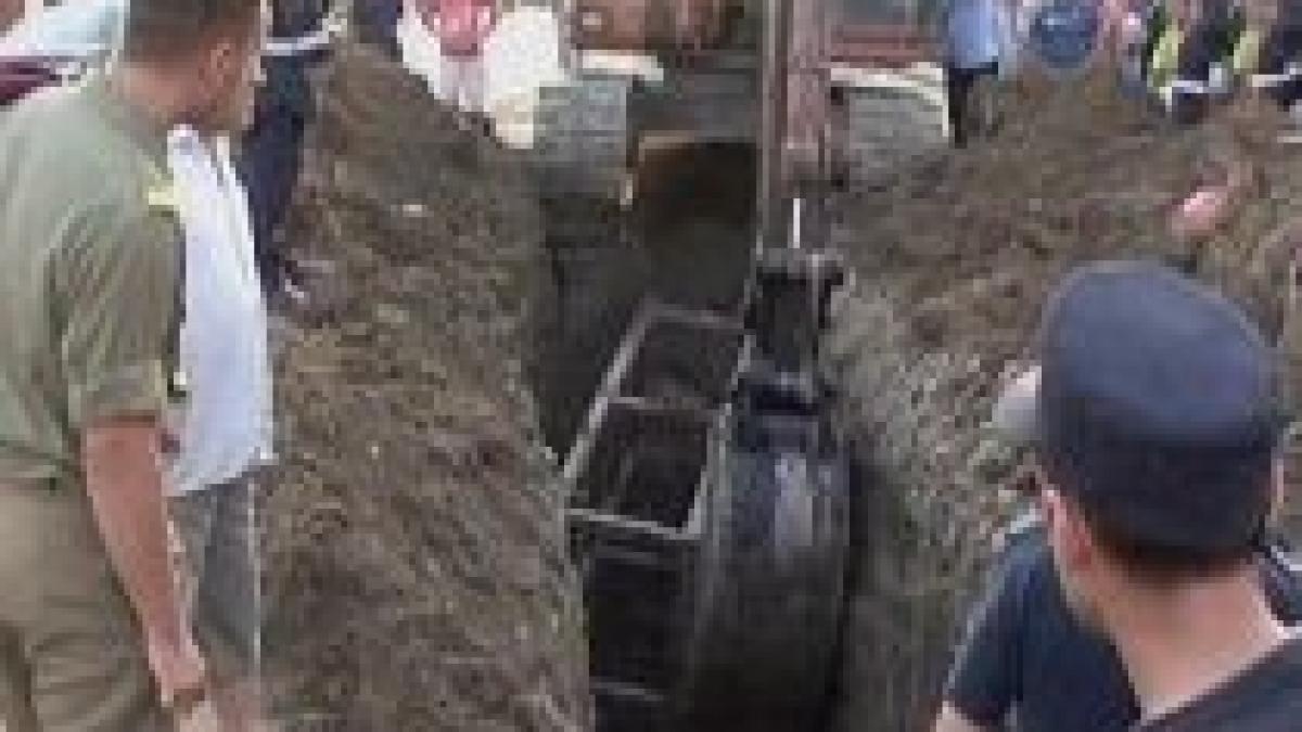 un muncitor din buzau a murit dupa ce un mal de pamant s a surpat peste el video