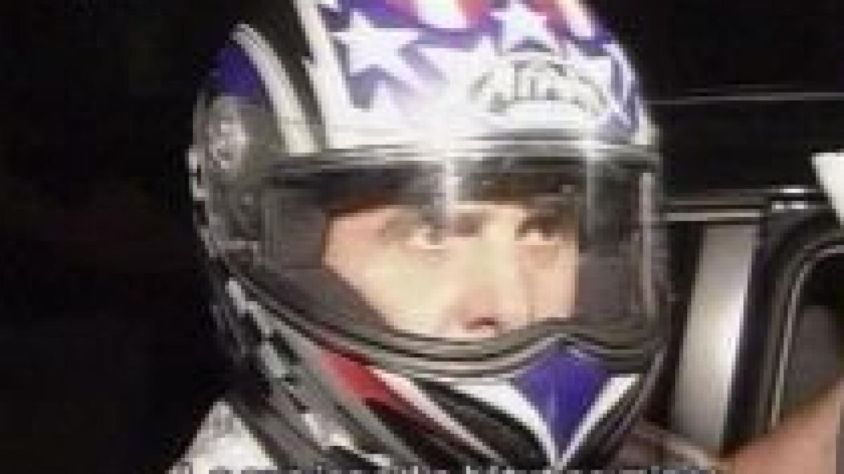 Iaşi. Poliţist bătut după ce a încercat să oprească un motociclist minor (VIDEO)