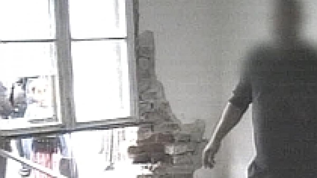 victima colaterala bebelus lovit de masina in timp ce dormea in propriul patut video