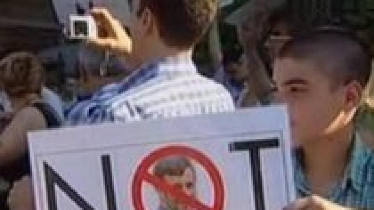 zeci de cetateni iranieni au aprins lumanari in fata ambasadei iranului de la bucuresti