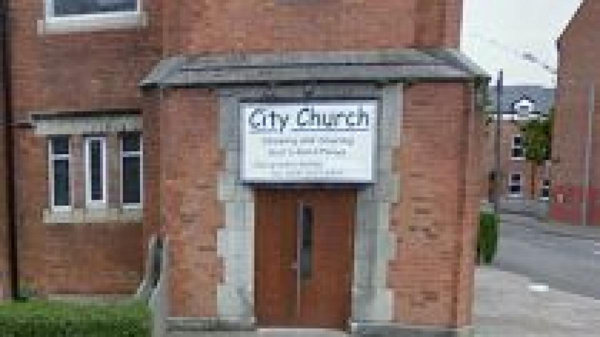 al treilea atacator din belfast retinut biserica ce i a adapostit pe romani vandalizata