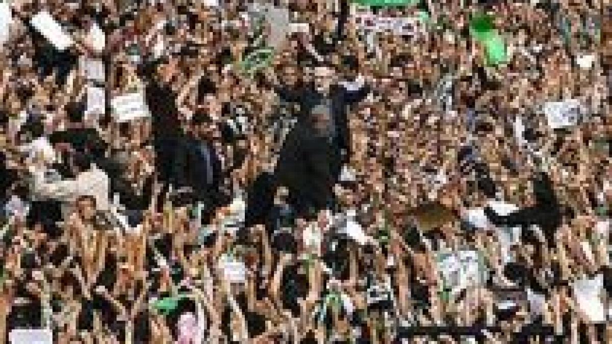 politia iraniana a intervenit in forta pentru a opri demonstratiile