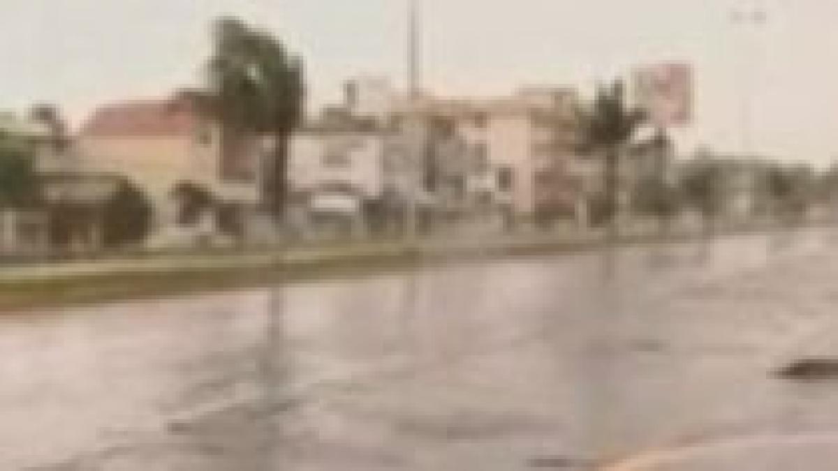 coasta de vest a mexicului lovita de uraganul andres un pescar a murit si zeci de case au fost