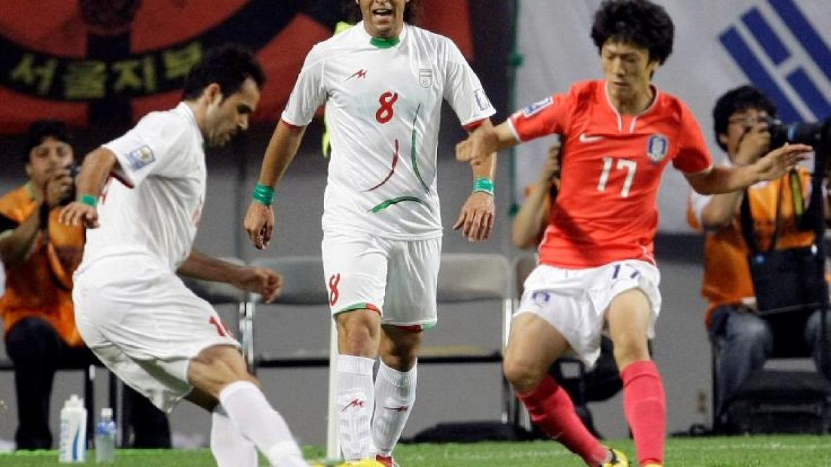 fotbalistii iranieni suspendati de la nationala dupa ce au protestat fata de ahmadinejad