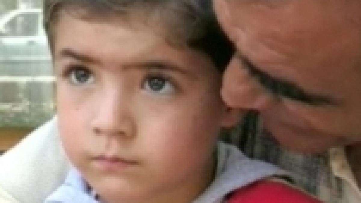 incredibil un copil de patru ani scapa nevatamat dupa ce este lovit de masina video