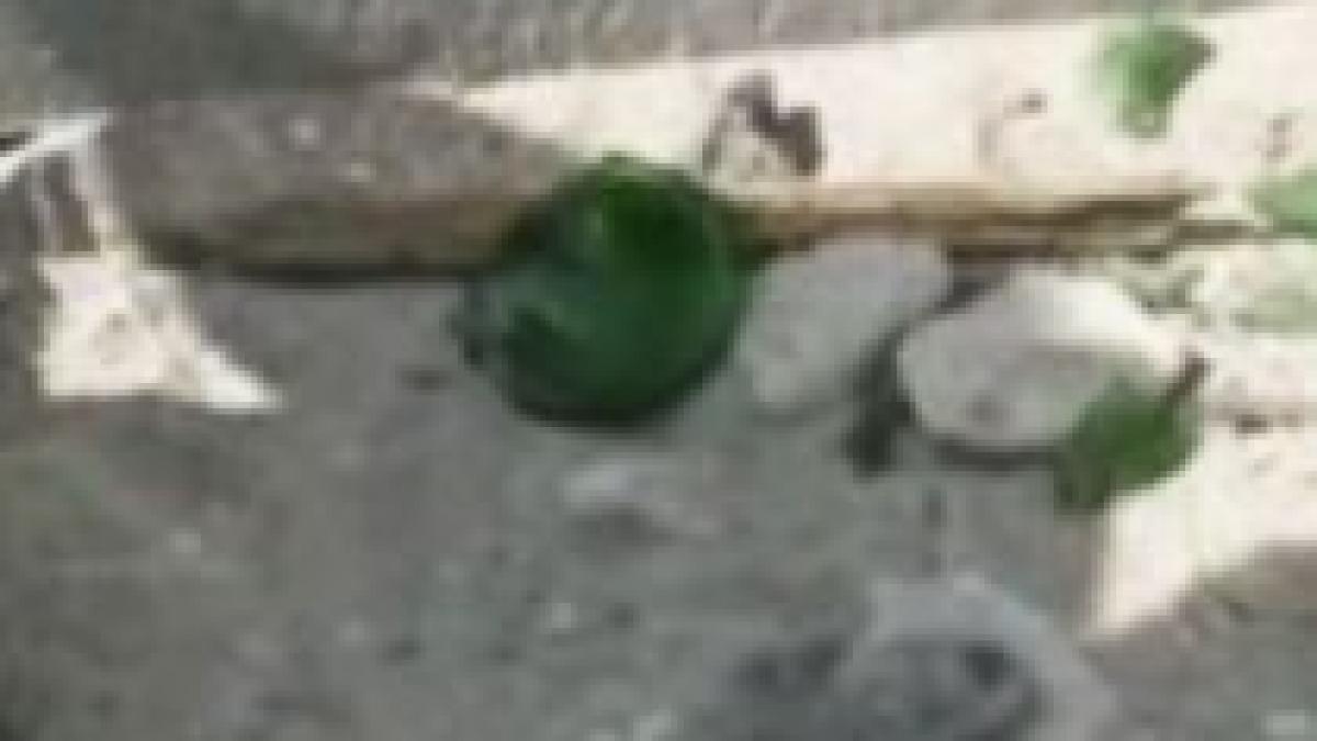 zeci de copii s au taiat in cioburi si cuie ruginite pe plaja din eforie sud video