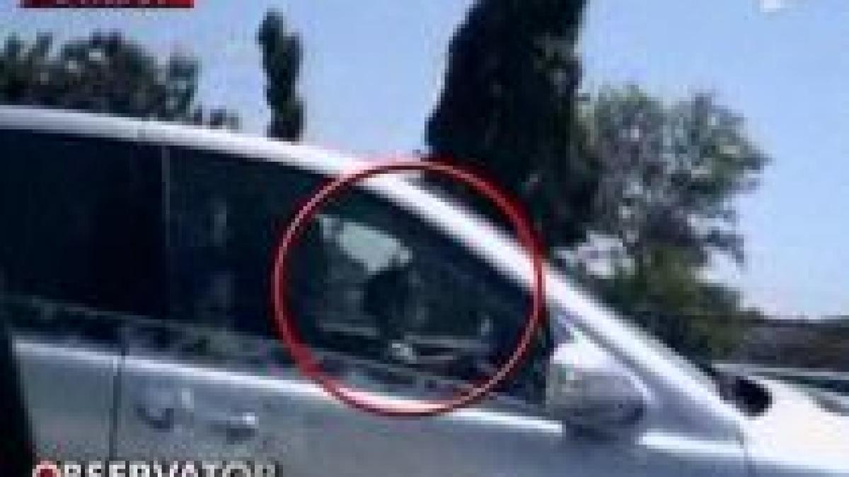 copil la volan pe un drum cu patru benzi un barbat isi lasa fiul de cativa ani sa conduca video