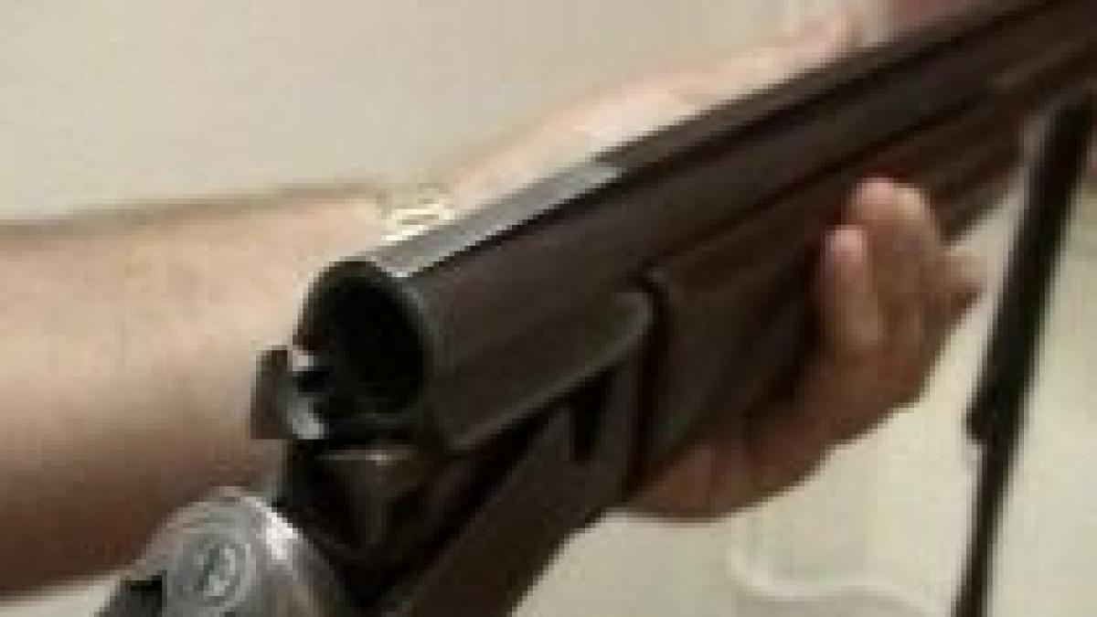 fiul unui politist din craiova a impuscat o tanara in cap video