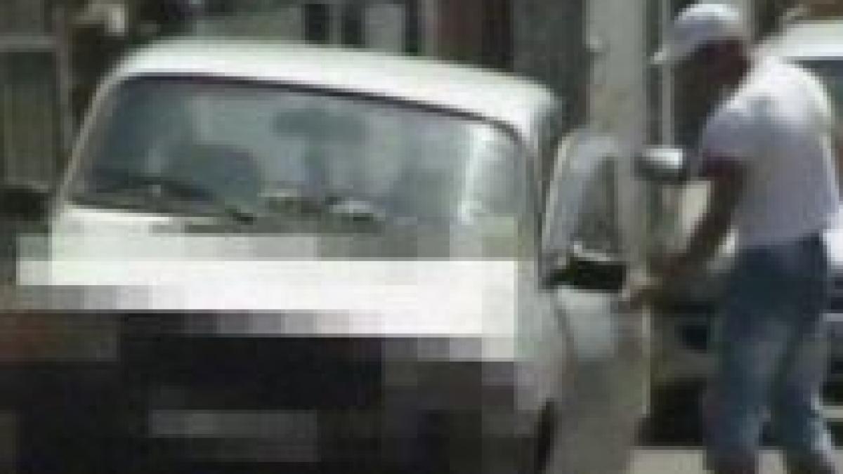 hotie in familie un barbat concubina si fetita lor de 4 ani filmati in timp ce furau din masini