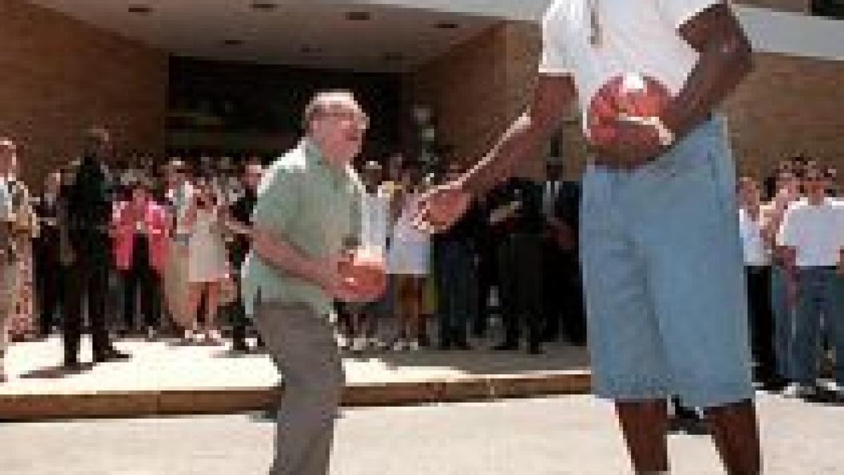 shaquille o neal uriasul de 147 de kilograme face echipa la cleveland cu lebron james si vrea