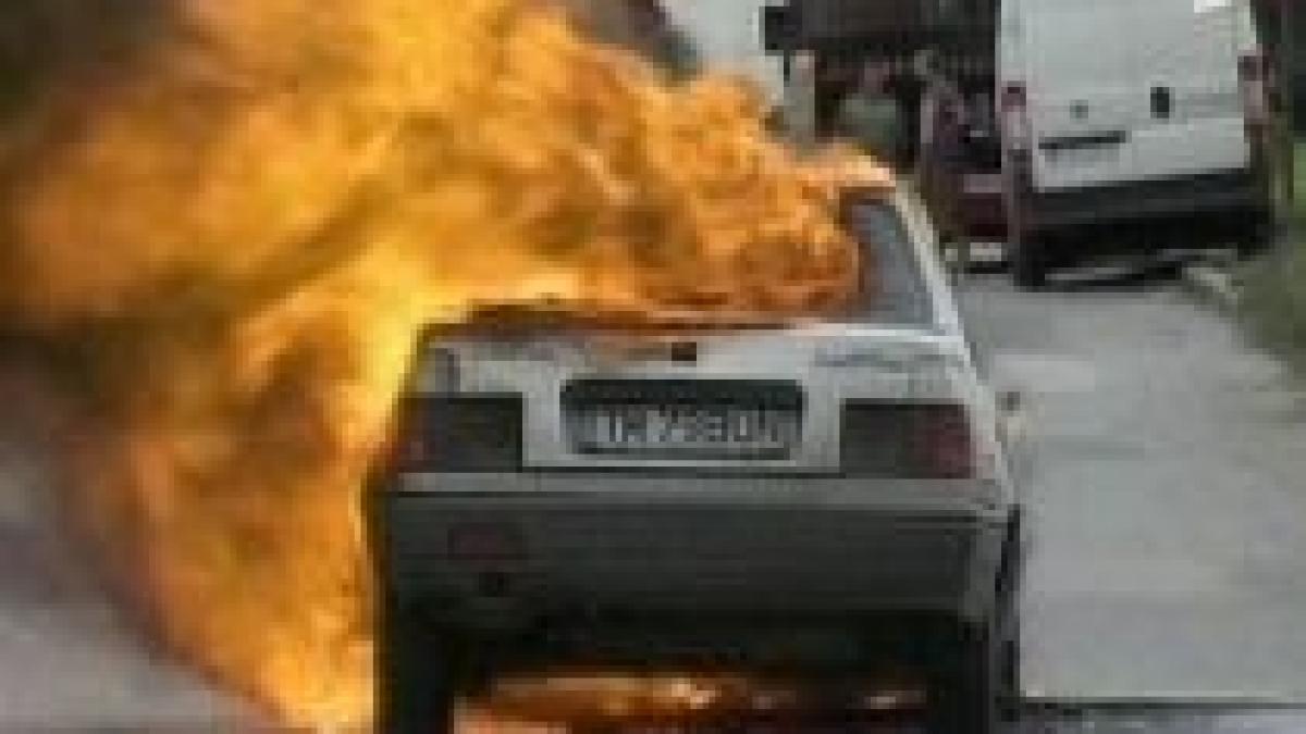 timisoara o masina arde in drum si nimeni nu il ajuta pe proprietar sa stinga focul video