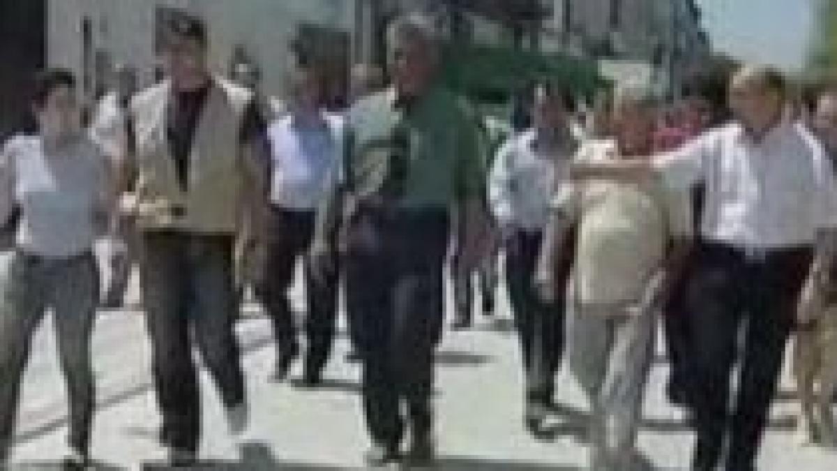 traian basescu deranjat de reporteri astia s mai rau decat securitatea video