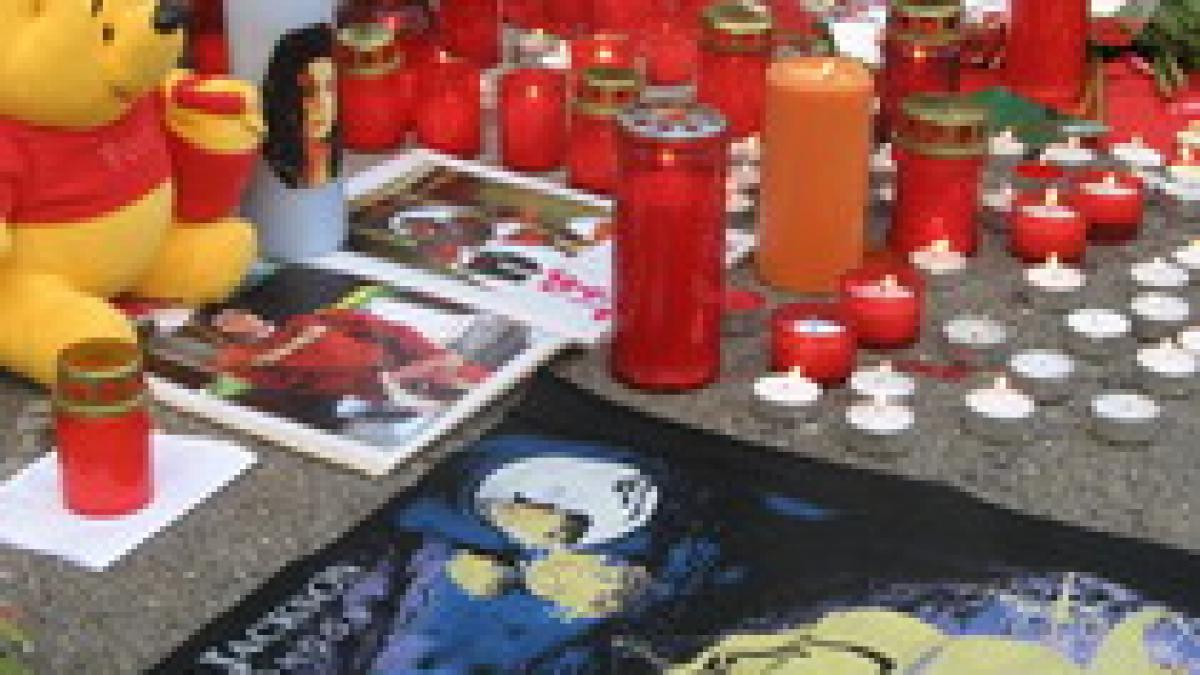 ambasada sua oamenii au stat la coada ca sa depuna flori pentru jacko foto