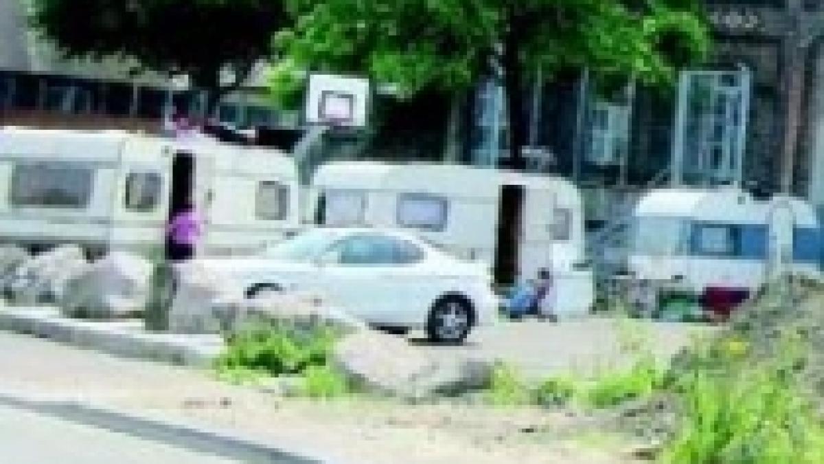 bebelus pe post de arma o romanca de etnie roma a lovit un politist francez cu un copil