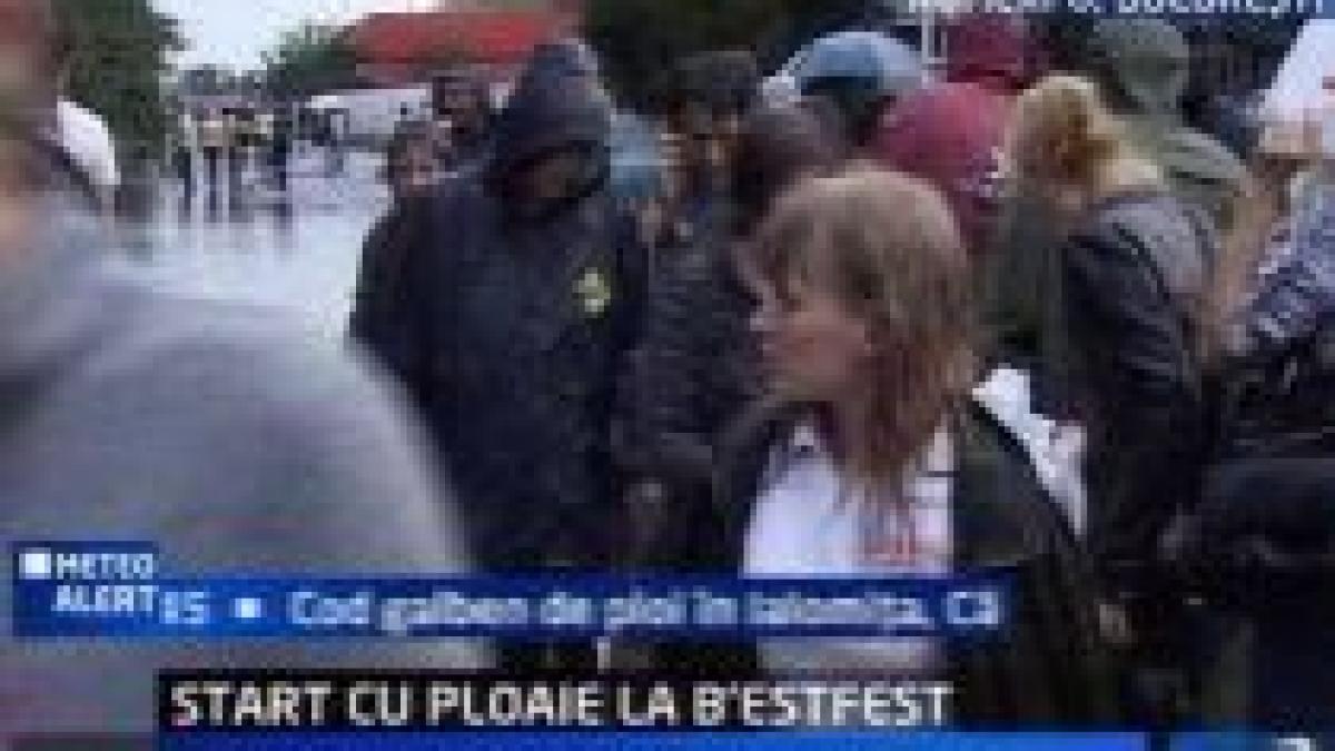 festivalul b estfest a debutat cu ploaie concertele au fost amanate cu aproape o ora video