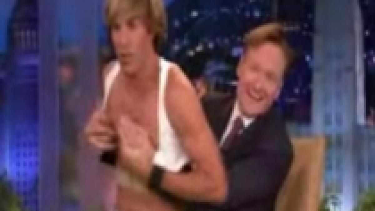sacha baron cohen face striptease in emisiunea lui conan o brien video