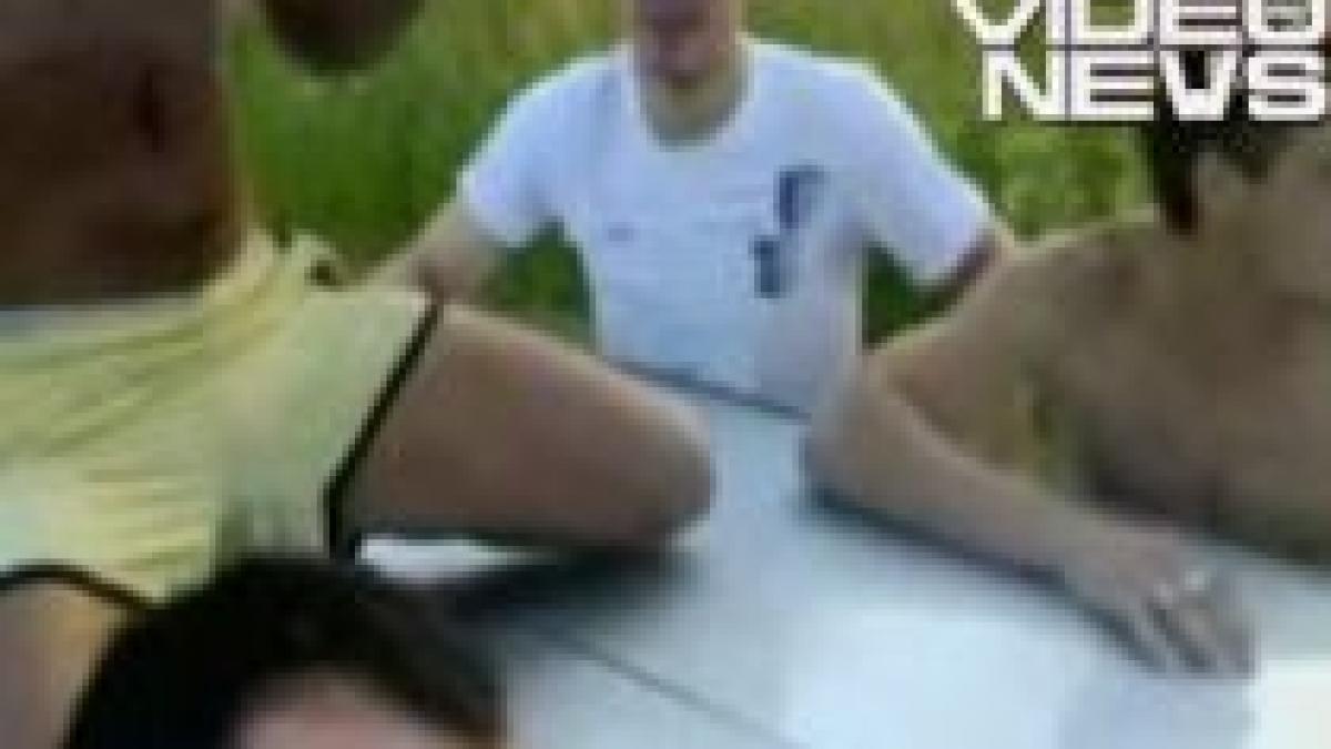 tarzanii se inmultesc danseaza pe capota in timp ce masina se afla in mers video