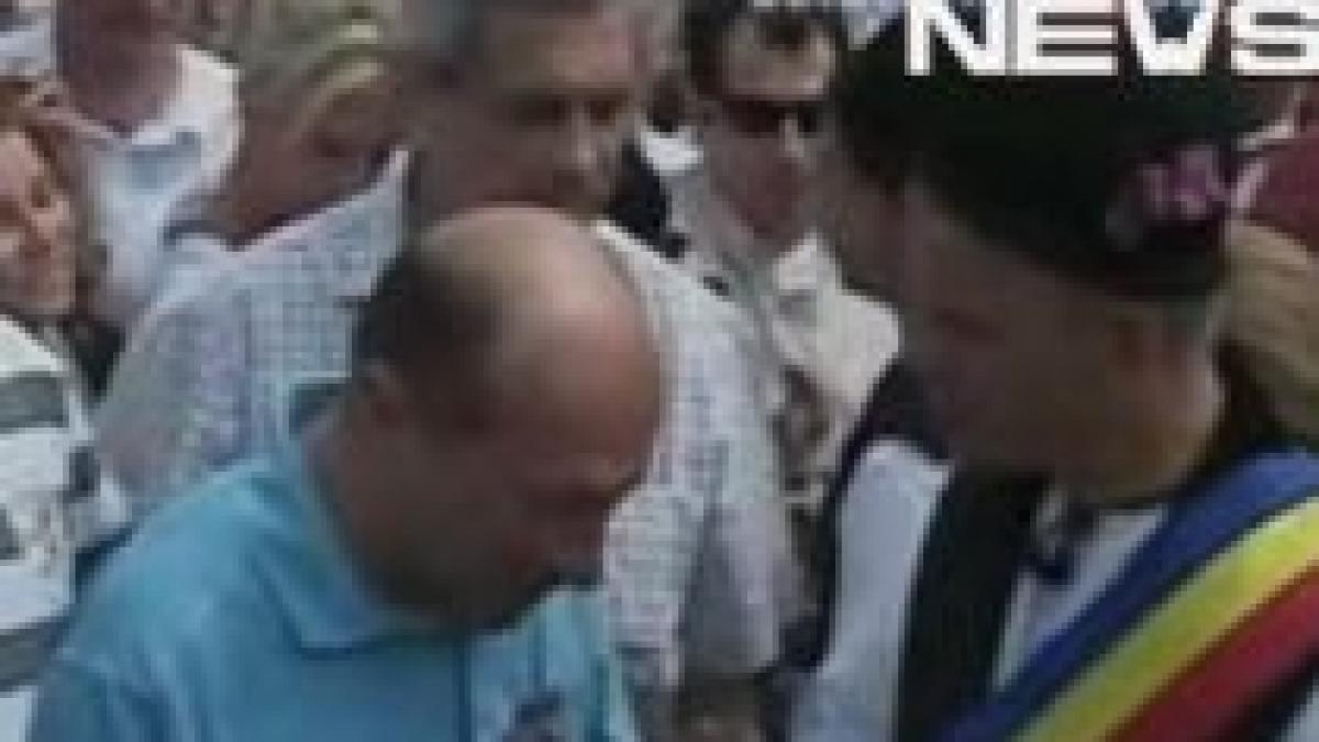 Traian Băsescu, la Gura Râului: La câte înţepături primesc eu zilnic, un ac nu mai contează (VIDEO)
