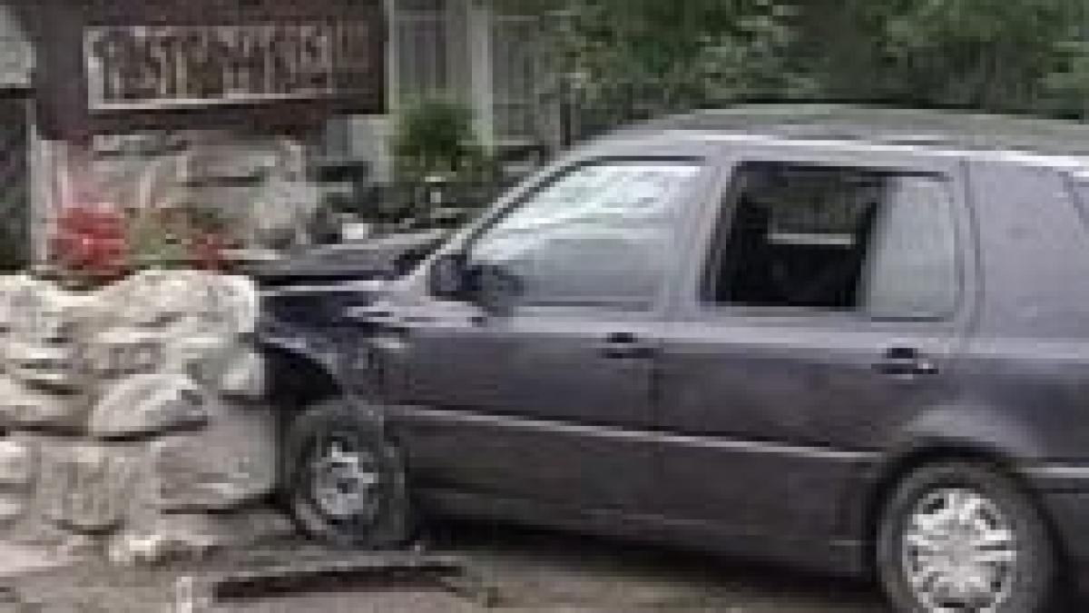 un sofer a intrat intr un grup de oameni de pe marginea drumului si a parasit locul accidentului