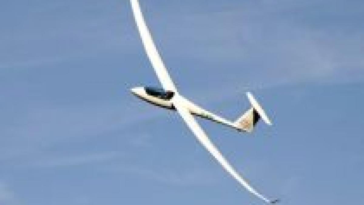 Un planor a aterizat într-un lan de floarea soarelui din Ilfov (VIDEO)