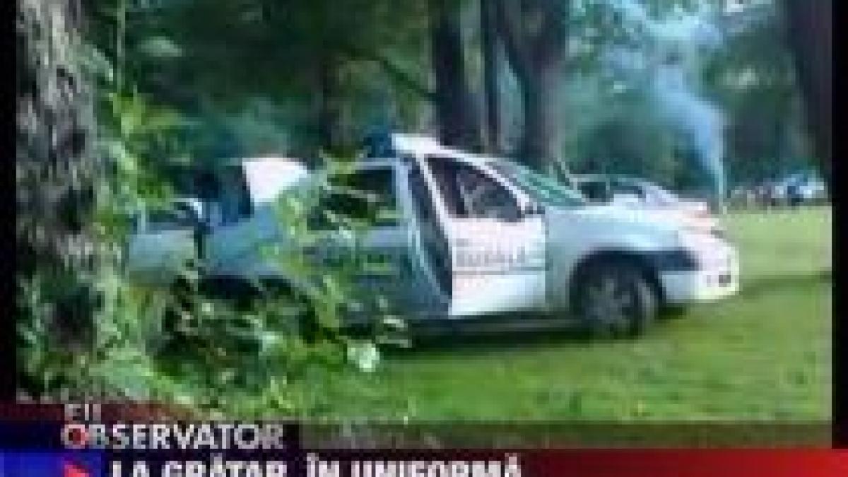 Un poliţist din Argeş a mers la grătar cu maşina de serviciu şi îmbrăcat în uniformă (VIDEO)