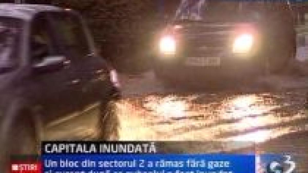 Bilanţul furtunii din Capitală: Zeci de străzi inundate, copaci cazuţi şi trafic paralizat