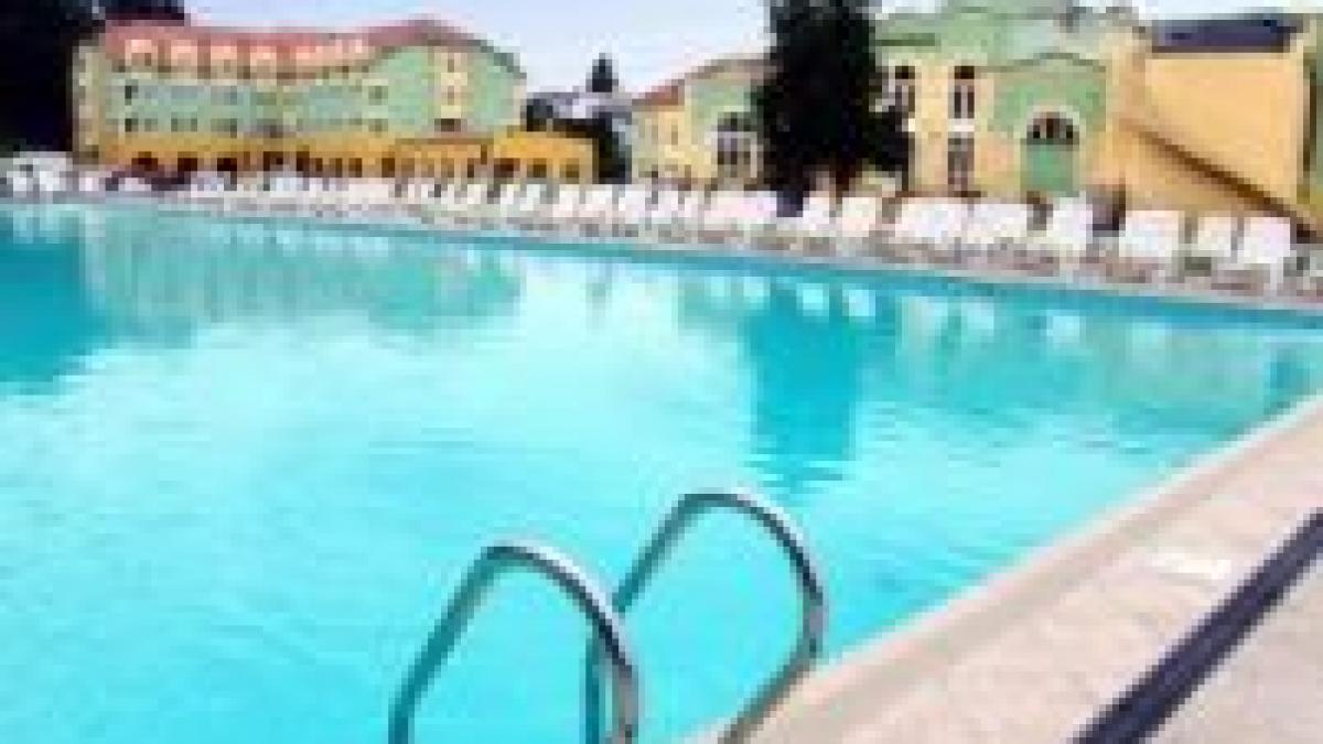 o fetita din piatra neamt in coma dupa ce si a prins mana in scurgerea unui strand si nu a mai