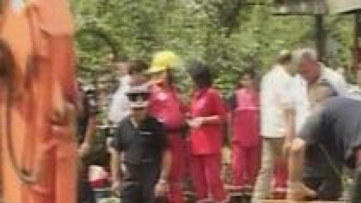 calarasi fetita de doi ani si jumatate care a cazut intr un put a fost scoasa copilul a murit video