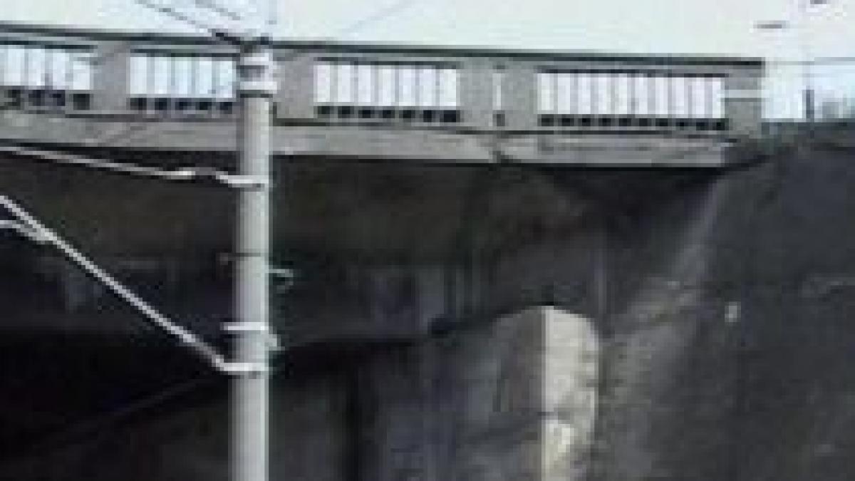 de frica politiei un copil de 12 ani s a aruncat de pe un pod inalt de 10 metri video